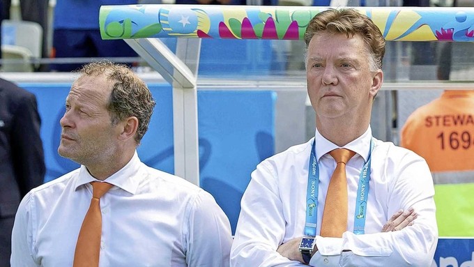 Chiến lược gia Van Gaal (phải) lần thứ ba dẫn dắt tuyển Hà Lan.
