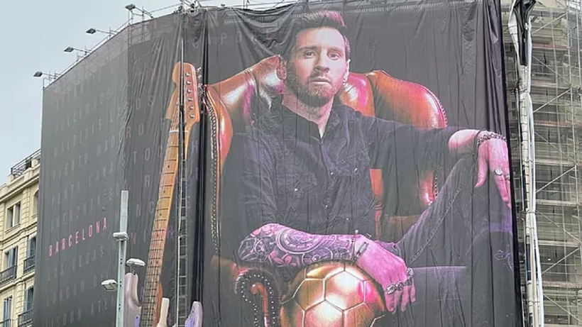 Hình ảnh Messi xuất hiện ở trung tâm Barcelona hôm 30/8.