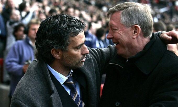 Mourinho (trái) trong quá khứ từng nhiều lần đối đầu với "Ông già gân" Sir Alex.