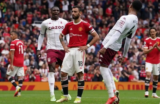 Fernandes thẩn thờ khi đá hỏng 11m của Man Utd trong trận thua Aston Villa 0-1.