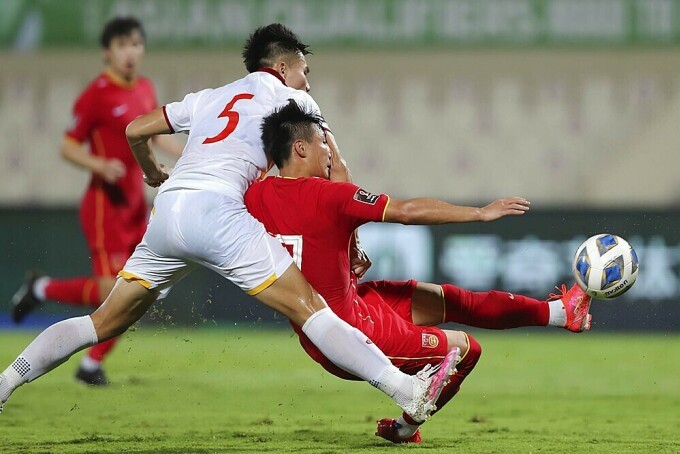 Thanh Bình (số 5) không kèm được Wu Lei để cầu thủ của Trung Quốc ghi bàn phút cuối.