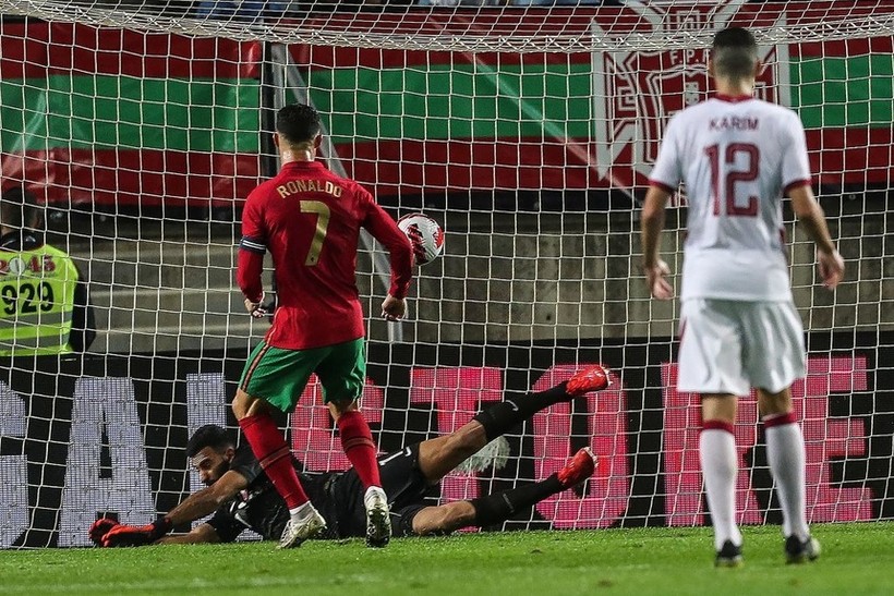 Ronaldo ghi bàn mở tỷ số cho Bồ Đào Nha ở phút 37.