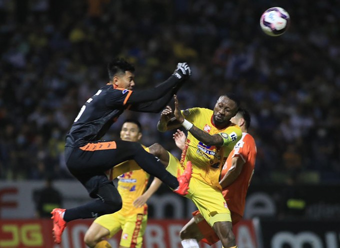 Pha bóng "hạ" thủ thành Tuấn Mạnh của Đà Nẵng ở vòng 6 V-League 2021 khiến Samson gặp nhiều sóng gió tại Thanh Hóa.