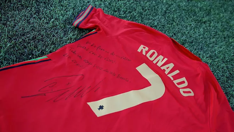 Ronaldo sẽ bán đấu giá chiếc áo số 7 kèm chữ ký vào ngày 24/12 để ủng hộ nạn nhân núi lửa La Palma.