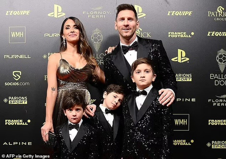 Messi cương quyết ở lại PSG dù vợ và 3 con muốn trở lại Barcelona.