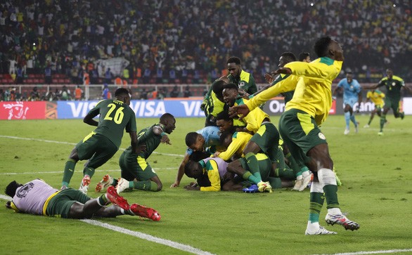 Cầu thủ Senegal cuồng nhiệt mừng chức vô địch CAN Cup đầu tiên trong lịch sử nước nhà.
