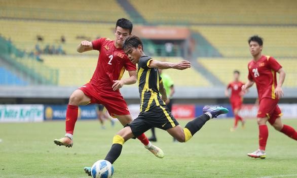 U19 Việt Nam (áo đỏ) phải dừng bước trước U19 Malaysia ở bán kết. 