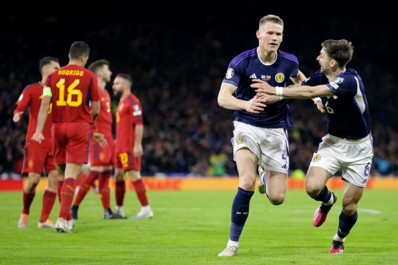 Sao Man Utd giúp Scotland thắng sốc Tây Ban Nha