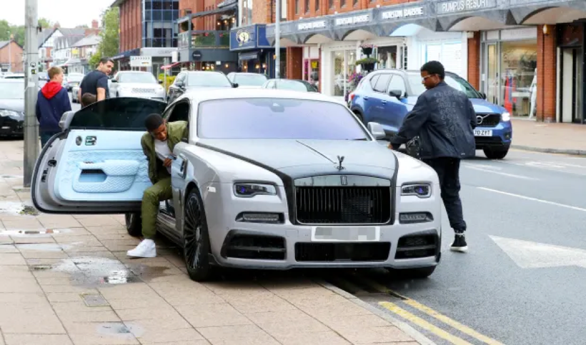 Chiếc Rolls Royce Black Badge Wraith trị giá 700.000 bảng của Rashford gặp nạn khi anh đang trên đường về nhà từ Carrington. ảnh 4