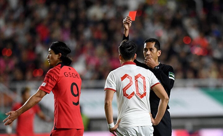 Việt Anh phải nhận thẻ đỏ trong trận tuyển Việt Nam thua Hàn Quốc 0-6. ảnh 1