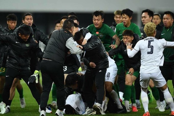 Ẩu đả giữa các thành viên Zhejiang FC và Buriram United tại AFC Champions League hôm 29/11.