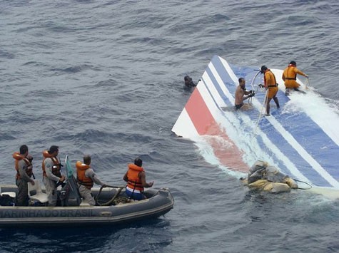 Máy bay Pháp vỡ vụn khi chạm mặt biển