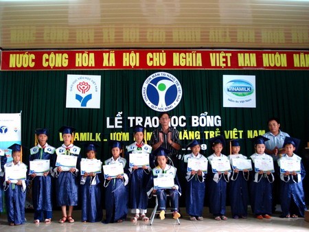 Trao học bổng Vinamilk cho học sinh Tiểu học Phú Yên
