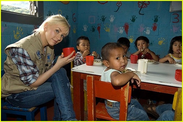 Christina Aguilera tình nguyện đến giúp đỡ trẻ em Guatemala