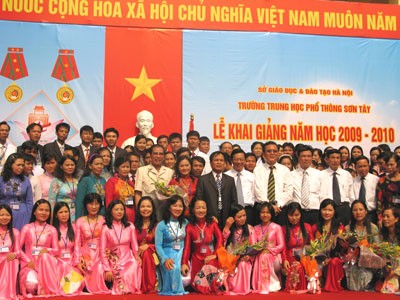 Tổng Bí thư Nông Đức Mạnh dự Lễ khai giảng tại trường THPT Sơn Tây