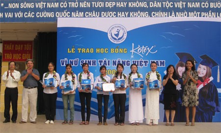 15 Nữ sinh tài năng của Hà Nội nhận học bổng Kotex