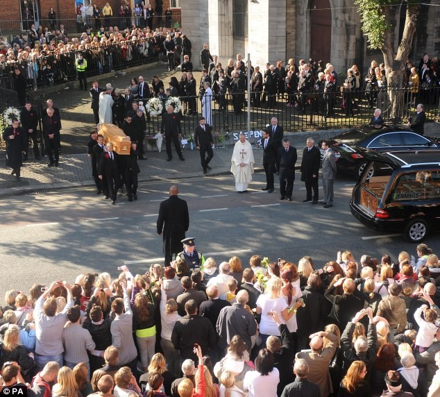 Hình ảnh lễ tang đẫm nước mắt của Stephen Gately