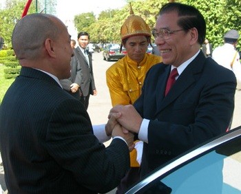 Tổng Bí thư Nông Đức Mạnh kết thúc tốt đẹp chuyến thăm Vương quốc Campuchia