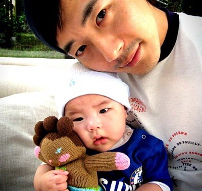 Kwon Sang Woo hạnh phúc bên con trai