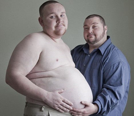 Người đàn ông mang bầu thứ 2 trên thế giới sắp sinh con