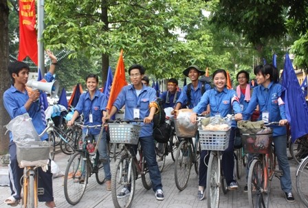Sinh viên đạp xe xuyên Việt giúp đỡ người nghèo