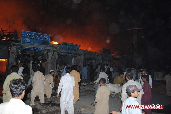 Pakistan: Hơn 100 cửa hàng bốc cháy