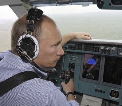 Ngoạn mục cảnh Putin lái máy bay dập lửa