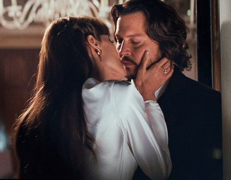 Johnny Depp gặp rắc rối vì cảnh &quot;ướt át&quot; cùng Angelina Jolie