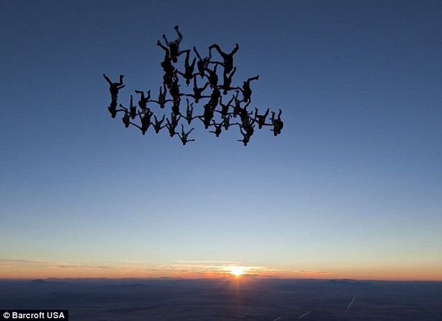 41 phụ nữ dũng cảm xác lập kỷ lục tạo hình trên không