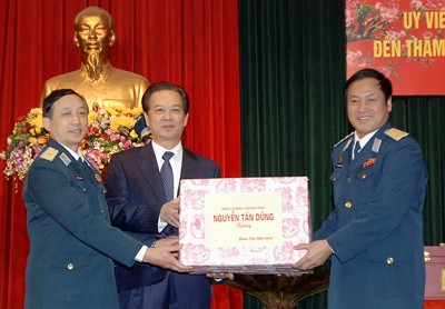 Thủ tướng Nguyễn Tấn Dũng thăm, chúc Tết Quân chủng Phòng không – Không quân