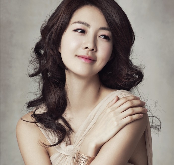 &quot;Nữ hoàng Seon Deok&quot; đẹp dịu dàng trên bìa tạp chí