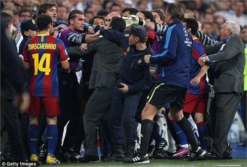Real &quot;tung đòn phản kích&quot; Barca lên UEFA