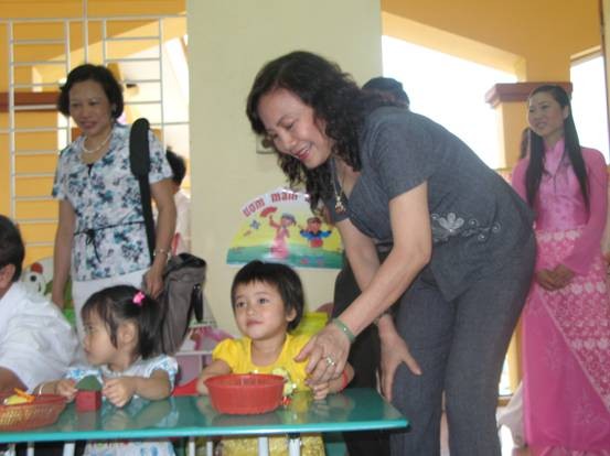 Thứ trưởng Nguyễn Thị Nghĩa kiểm tra công tác PCGDMN cho trẻ 5 tuổi ở Thái Bình
