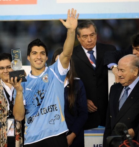 Luis Suarez nhận danh hiệu cầu thủ xuất sắc nhất Copa America 2011