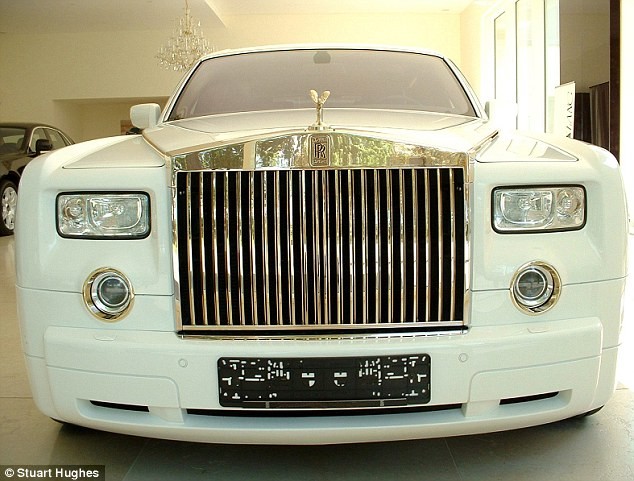 Cận cảnh Rolls Royce Phantom &quot;đắp&quot; 120 kg vàng