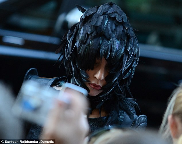 &quot;Quạ đen&quot; Lady Gaga