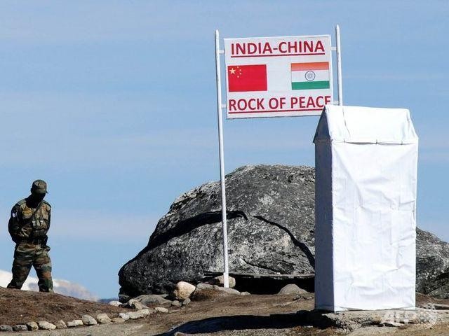 Đáp lại Trung Quốc, Ấn Độ in bản đồ lên thị thực