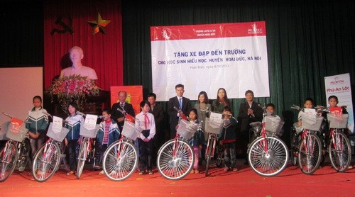 công ty Prudential tặng xe đạp cho học sinh nghèo hiếu học