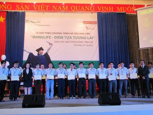 Manulife Việt Nam cho học sinh vay học phí không tính lãi