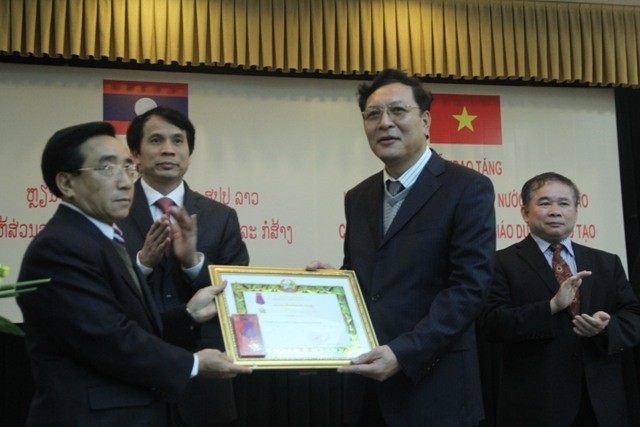 Nhiều tập thể, cán bộ CQ Bộ GD&amp;ĐT được nhận Huân chương cao quý của CHDCND Lào