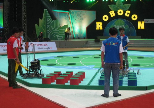 Có 7 đội tham dự chung kết cuộc thi sáng tạo Robocon Việt Nam 2013