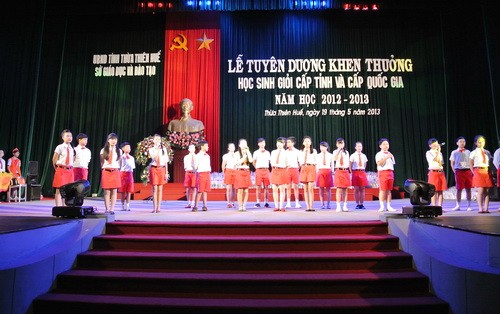 Thừa Thiên- Huế: Khen thưởng học sinh giỏi nhân Lễ báo công dâng Bác