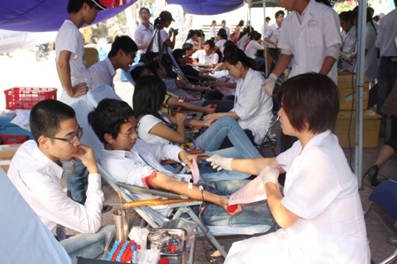 Ngành GD hưởng ứng Chiến dịch những giọt máu hồng năm 2013