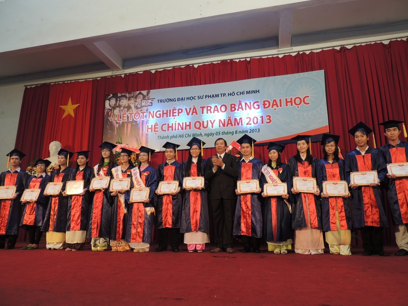 1.977 tân cử nhân ĐHSP TP HCM nhận bằng tốt nghiệp