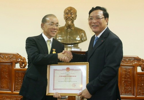 Trao tặng Kỉ niệm chương Vì sự nghiệp Giáo dục cho Đại sứ Nhật Bản tại Việt Nam