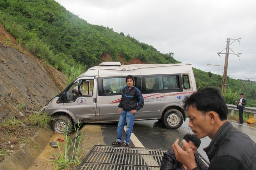 Kon Tum: Xe đâm vào vách núi, 10 người thoát chết
