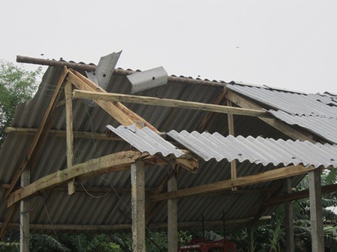 Hà Tĩnh: Hơn 60 ngôi nhà tốc mái vì lốc xoáy