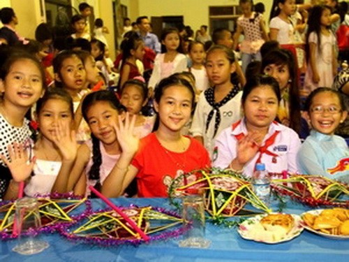 Học sinh Việt Nam tại Lào vui đón Tết Trung thu