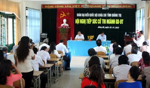 Bộ trưởng Phạm Vũ Luận tiếp xúc cử tri là giáo viên tỉnh Quảng Trị