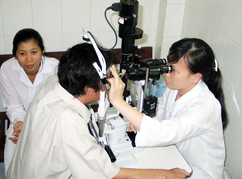 Vụ thay thủy tinh thể ở Bệnh viện Mắt Hà Nội: Tự tung, tự tác